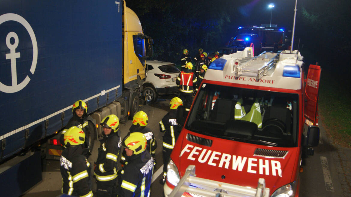 LKW bei Abbiegemanöver übersehen